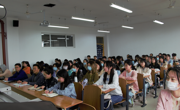 回顾非凡华章，擘画壮阔蓝图——副校长余敏辉为六合彩开奖记录
学生讲授形势与政策课